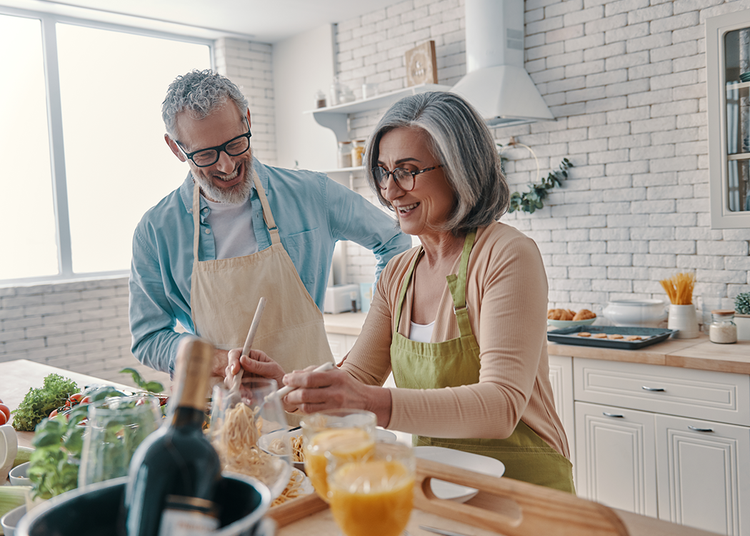 couple-making-dinner